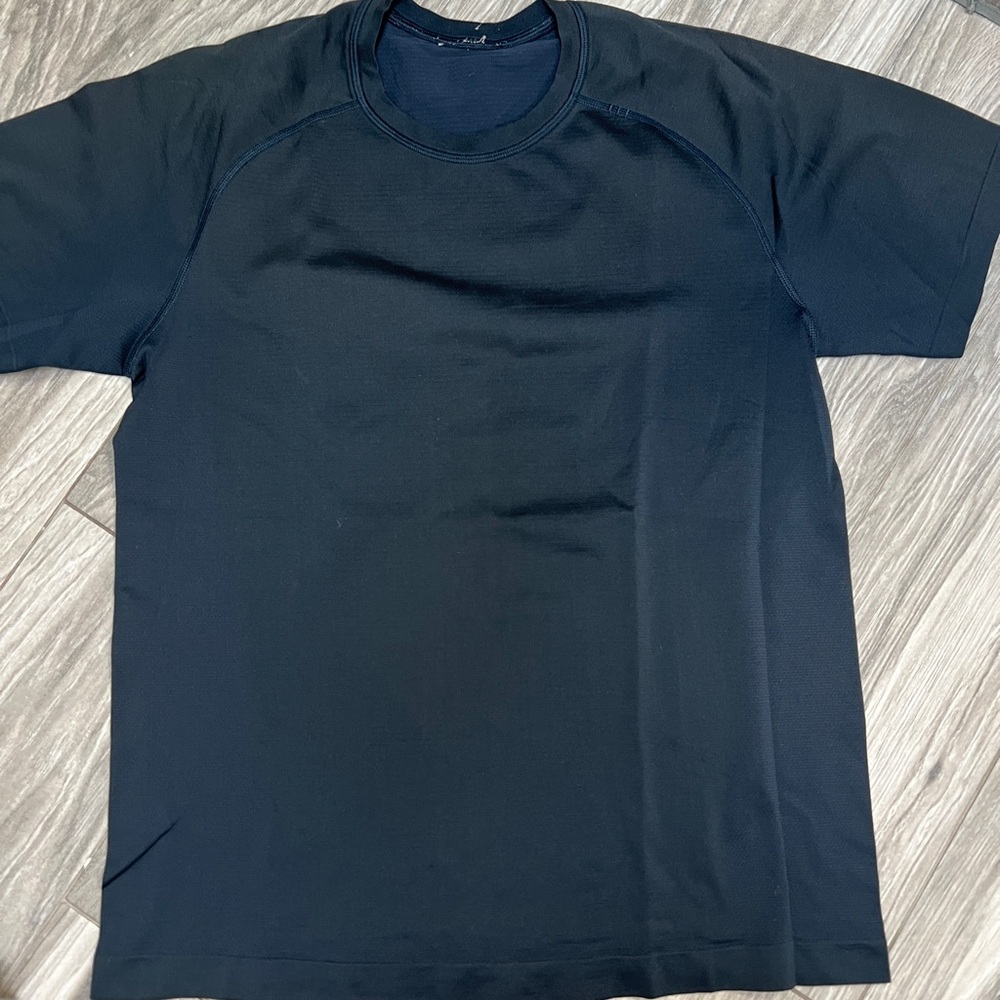 Men’s navy Short Sleeve lululemon shirt M
